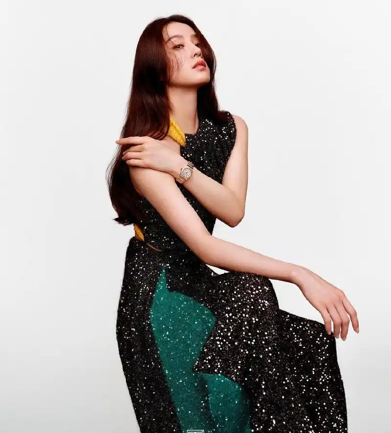 刘诗诗时尚大片曝光[比心] 身着loewe2021秋冬系列波光长裙,搭配慵懒