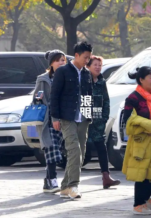 组图:前超女唐笑"有馅"产检 老公婆婆齐陪同_高清图集_新浪网