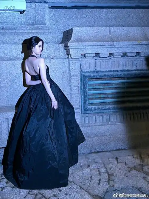 欧阳娜娜微博之夜礼服live图##欧阳娜娜微博之夜礼服随拍