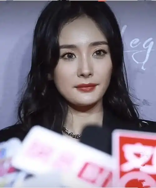 杨幂离了精修颜值崩塌眼周皮松脸出油一放生图就成了老大妈