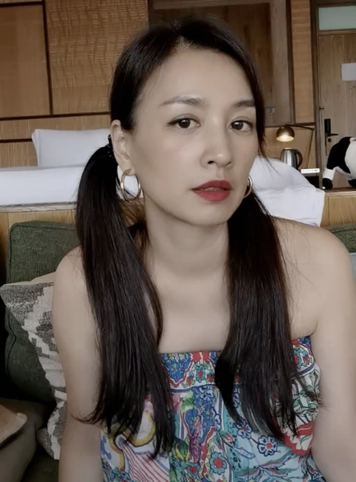 50岁张庭扎双马尾扮嫩 穿抹胸小露香肩玩谐音梗