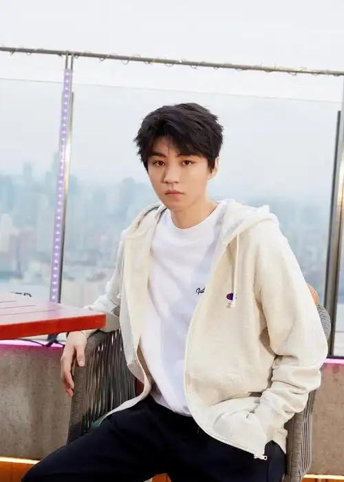 王俊凯黑白运动风大片9615帅气小凯营业9015