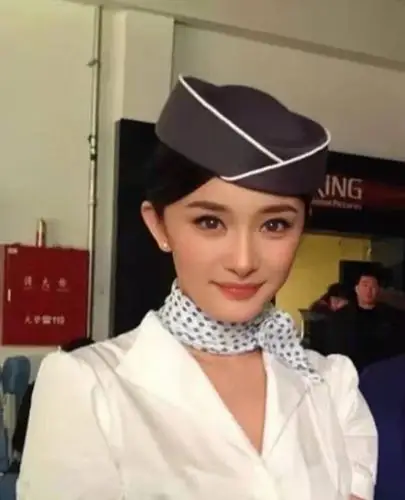 杨幂早年罕见旧照曝光,五官精致宛若洋娃娃,被赞是颜值巅峰_腾讯新闻