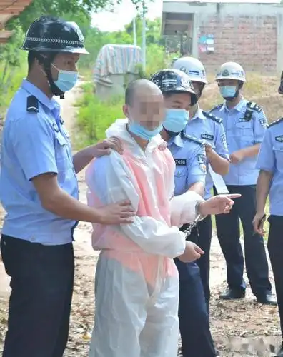 横县出动150名警力押送19名嫌疑人进行现场指认