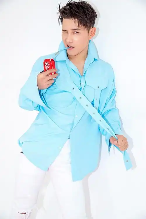 洪尧最新写真曝光 率性不羁young态度