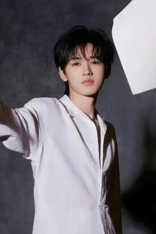 宋亚轩透视白衬衫#宋亚轩造型分享,白色衬衫简单干净,搭配凌乱感发型