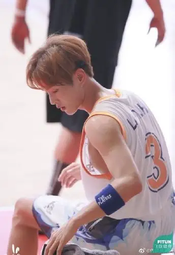 李易峰穿背心大秀手臂肌肉,学会这5招帮你塑造明星同款 .