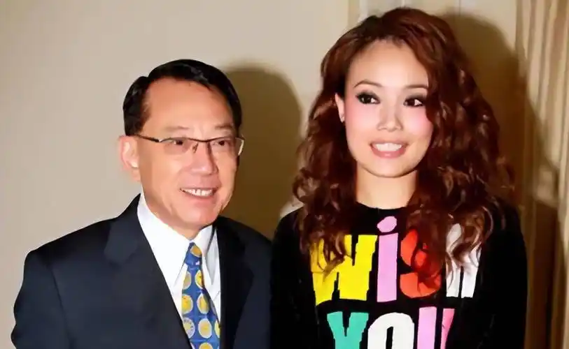 容祖儿巴黎看秀疑似遭遇咸猪手,别怕,姐也不是小白花_杨受成_女生