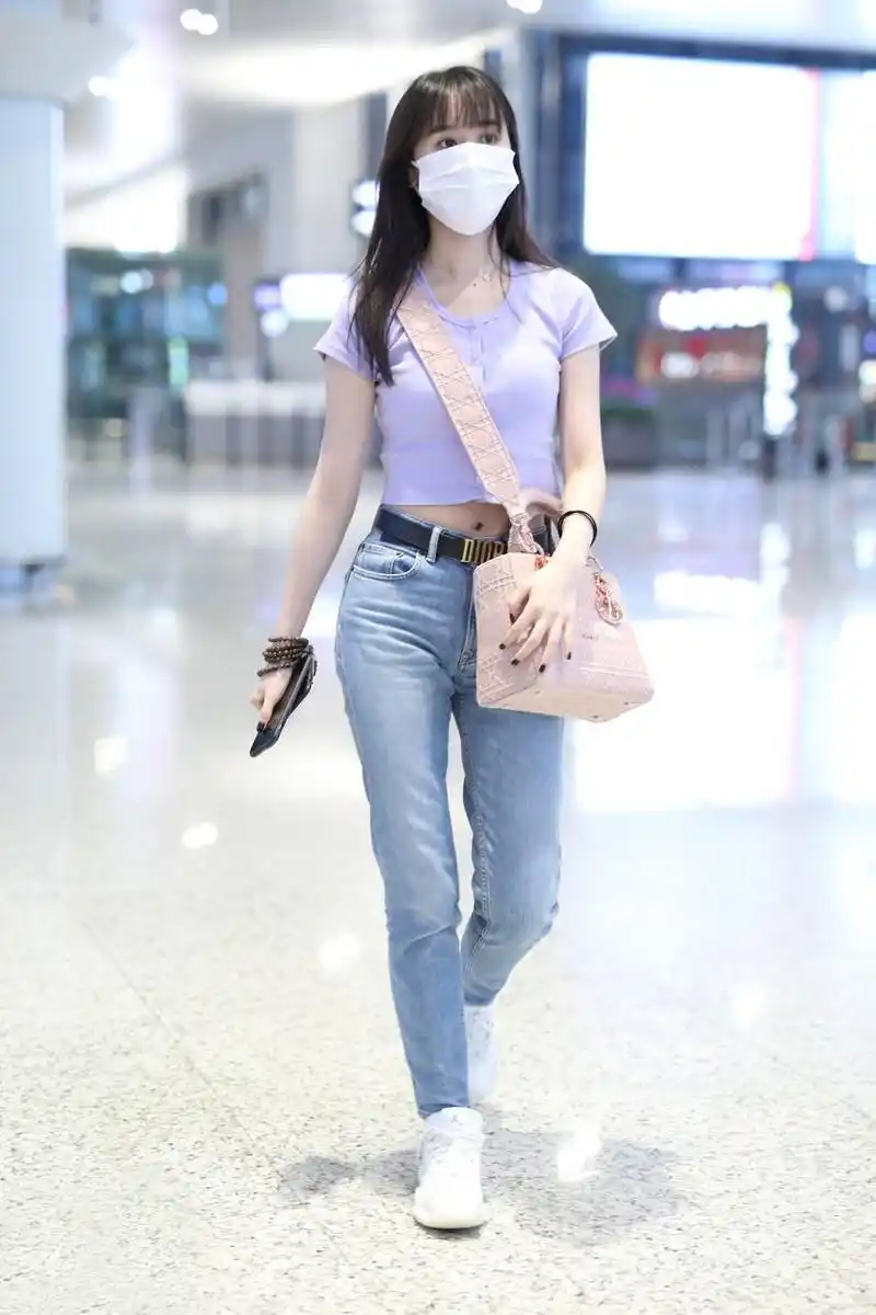 袁冰妍穿露脐装秀身材齐刘海披肩长发清纯可人大牌腰带真显眼