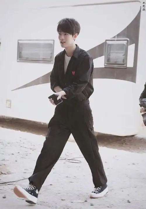 肖战"劈叉式走路",走路带风,酷帅有范儿