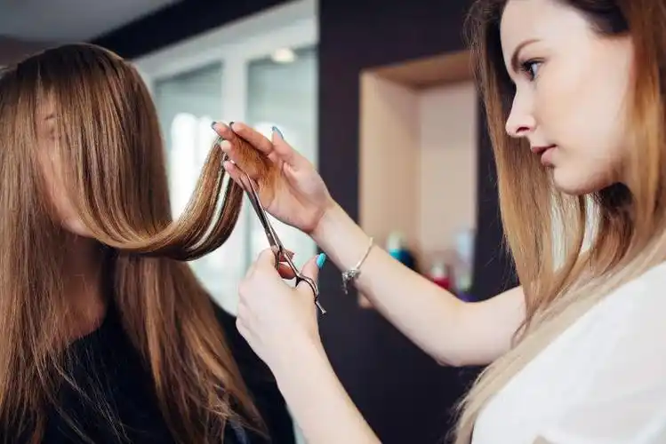 理发店修剪胡须年轻帅哥