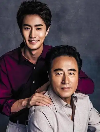 笑麻了原来他们是亲父子看似八竿子打不着但长相骗不了人的