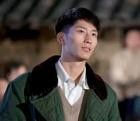 窦骁与井柏然的身材,五官,三庭五眼都有着相似之处.