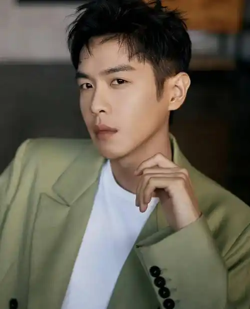 男星张若昀时尚写真:英俊潇洒,美如冠玉