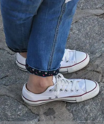女朋友超喜欢白色帆布鞋,工作休闲都是这双鞋子