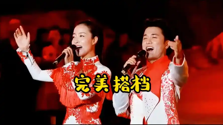 王小妮和老公甜美合唱《牡丹花与放羊娃》情深意切配合默契歌声优美