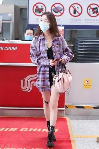 高露现身机场,格纹衬衫搭配短裤秀美腿,她的打扮一直很简约