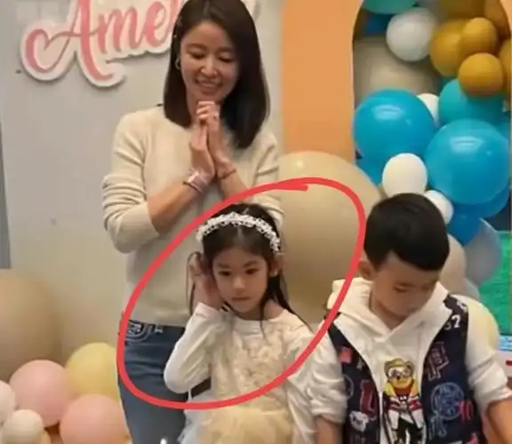 林心如突然在社交平台发文驳斥有关媒体不尊重孩子的隐私,曝光女儿小