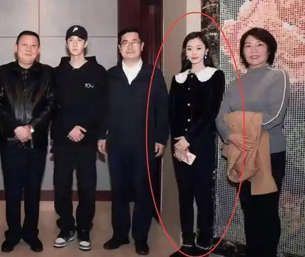 原创风起洛阳后台合影照黄轩宋茜站旁边c位王一博引争议