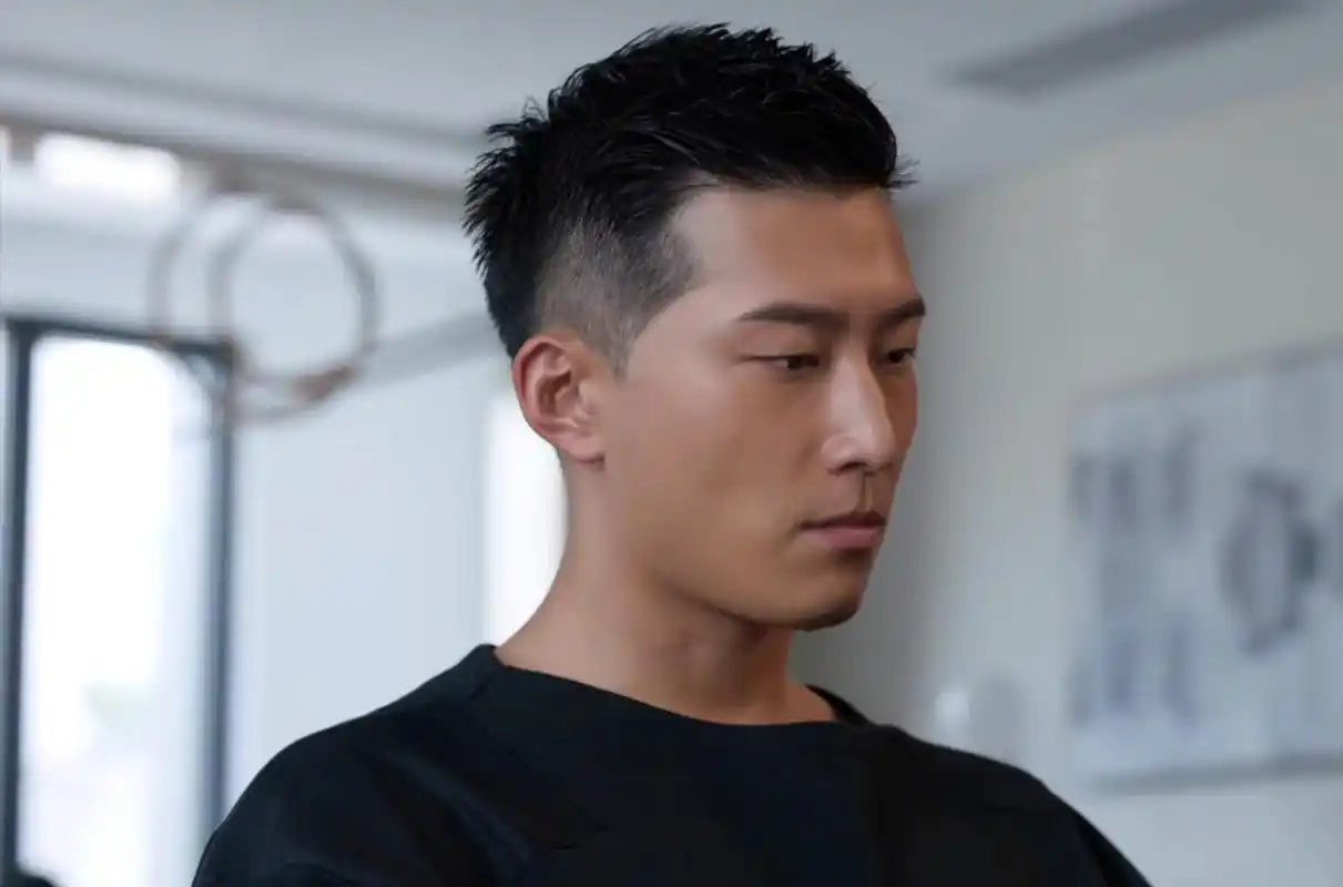 窦骁被网友说太油,是因为发型的缘故吗?