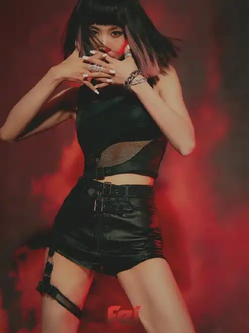 王霏霏烈焰红唇短发造型