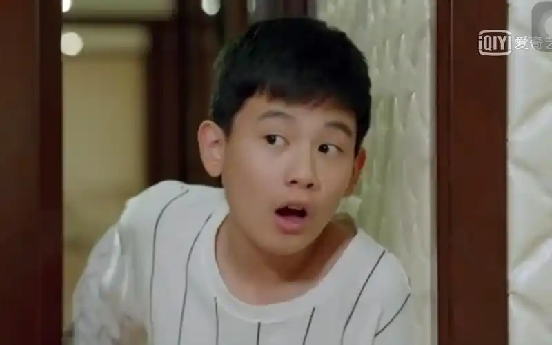 胡先煦小别离 张小宇礼物攻势讨好后妈求原谅 狗腿样太逗了_哔哩哔哩