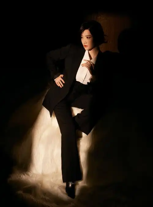 景甜西装光影氛围感大片##第十六届中国长春电影节