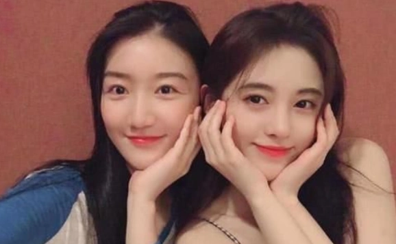 鞠婧祎晒出与闺蜜合影,罕见居家穿搭很吸睛,回眸一刻不同韵味