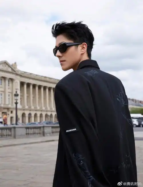 鹅娘星光#今日@刘昊然turbo最新巴黎街拍,黑色暗纹西装搭配同色系