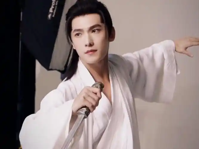 杨洋白衣造型##韩立白衣造型侧拍花絮# 韩立@杨洋 最新花絮,眼神凌厉