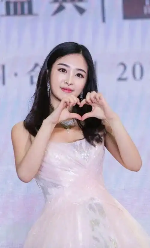 金嘉福珠宝匠心独韵丨乘风破浪的张含韵惊艳众人的韵韵子