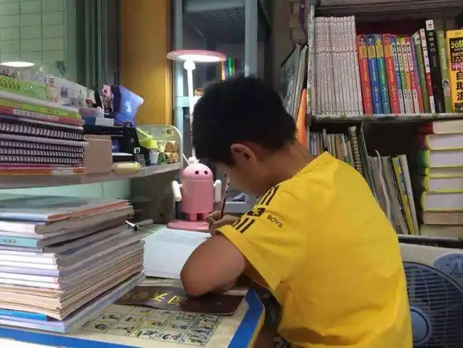 江西一小学生恶补作业,半夜家中突然失火,网友:这小子够狠