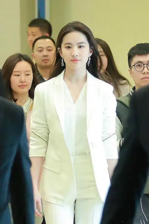刘亦菲一身白色西装出席活动, 仙气十足如小龙女再现