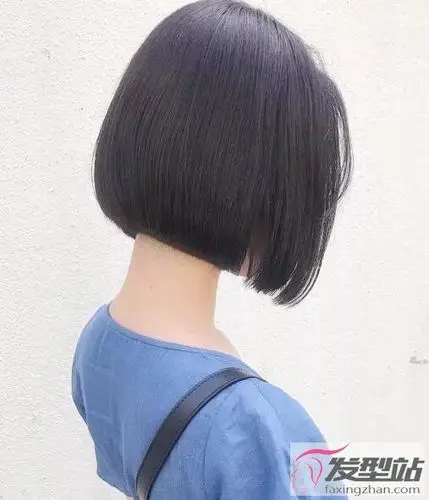 这款一刀切短发走的是欧美风,一侧头发别至耳后更清爽,露额造型展现出
