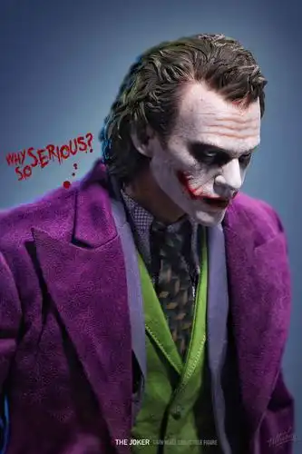 《蝙蝠侠:黑暗骑士》小丑1:4比例珍藏人偶实物图 极致演绎