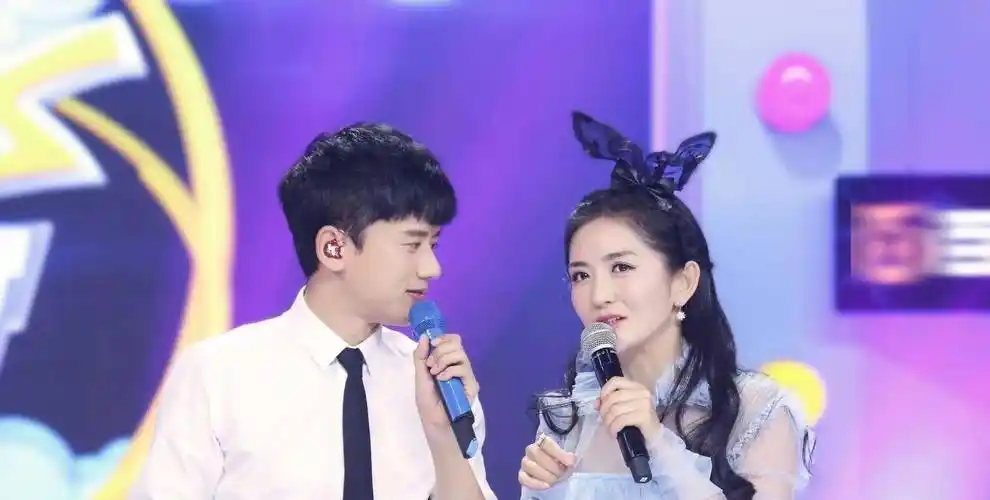 原创原创原创67结婚9周年,谢娜晒一家四口照,双胞胎女儿罕见露面