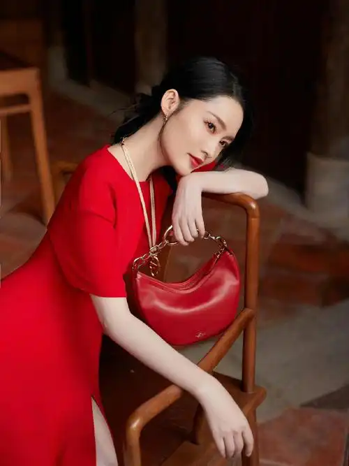 李沁的红裙好似历史花园里绽放的一朵曼陀罗,她清冷的气质如同那花旁