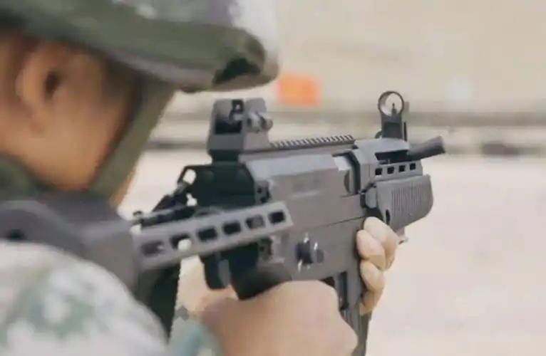 解放军的新步枪帅炸