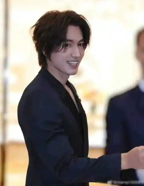 言承旭晒47岁近照,脸上无医美痕迹,颜值在线太惊艳,眼神撩人!