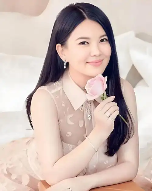 47岁李湘回国后,疑似与男友悄悄约会,打扮得漂亮时尚笑容甜美