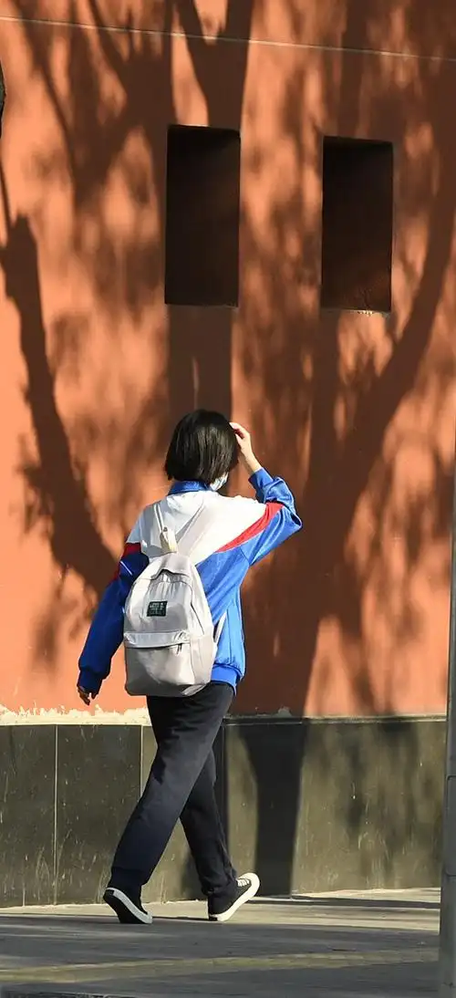 校门外,交警维持着道路通行秩序,保证返校学生快速进入校园.