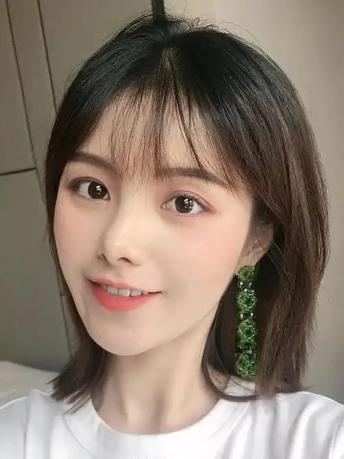 2020年超火的剪碎了修颜中长发