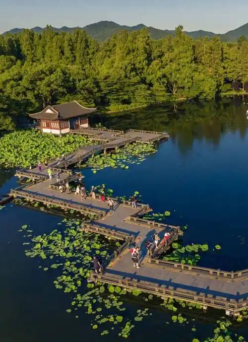 晨昏美景,碧水蓝天,水清荷红……西湖夏日美景邀您共赏!