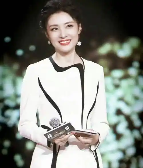 见到54岁的周涛后才明白:衣着简朴,头发不蓬乱,老去也是一朵花!