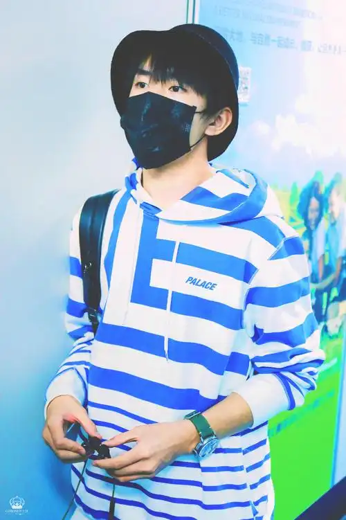 易烊千玺机场高清图潮流大佬单肩背包气质佳