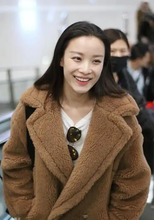 倪妮素颜亮相皮肤白嫩心情好,还用"歪头杀"挑逗镜头