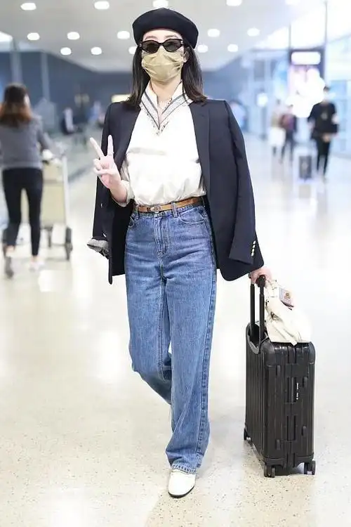 杨采钰的时尚感没得说日常出行都很出众牛仔裤配西装好高级