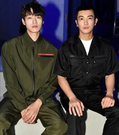 (中国青年男演员魏大勋与杜江合影)