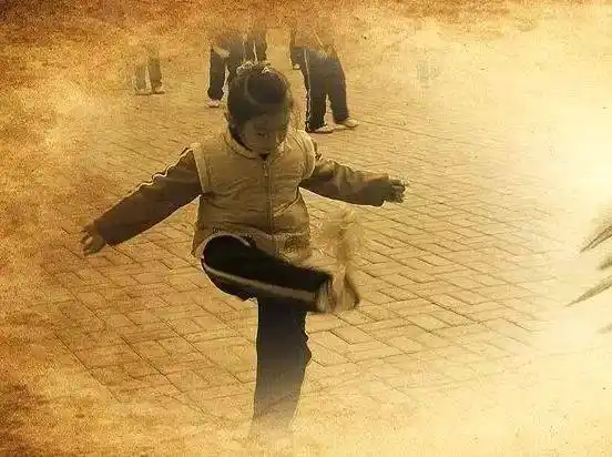 老照片:70,80后难忘的童年游戏,你玩过几种?