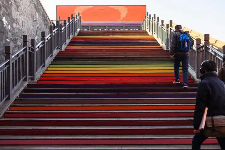 展览依然设在午门的雁翅楼,入口处的台阶都给装扮成了彩虹色,似乎